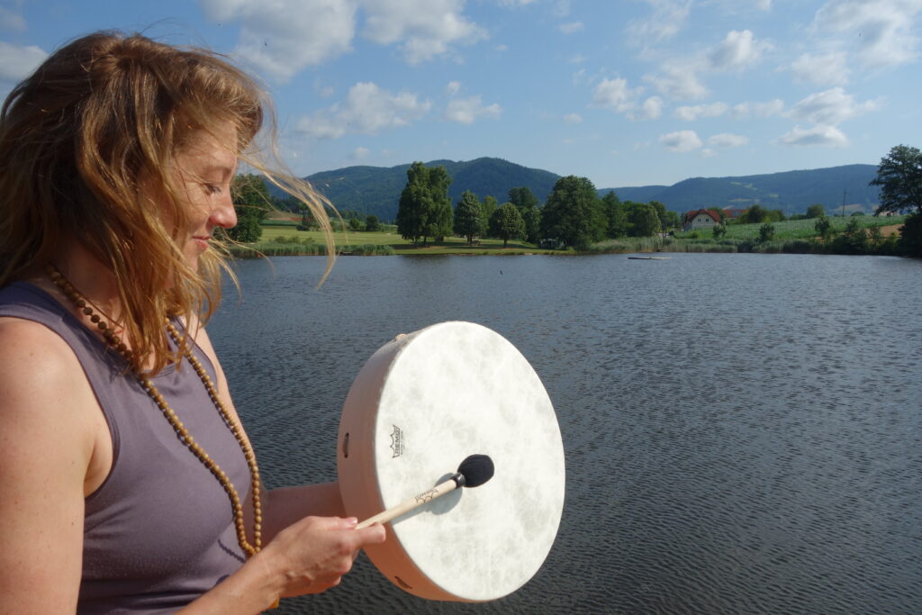 Foto - Ines mit Schamanentrommel Fotostrecke Klang hinzufügen